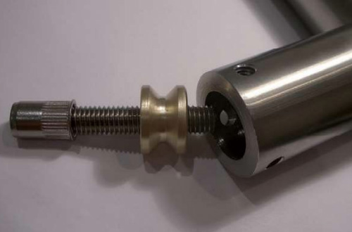 D�tail de Fixation pour montage simple non traversant sur porte alu - insert M8