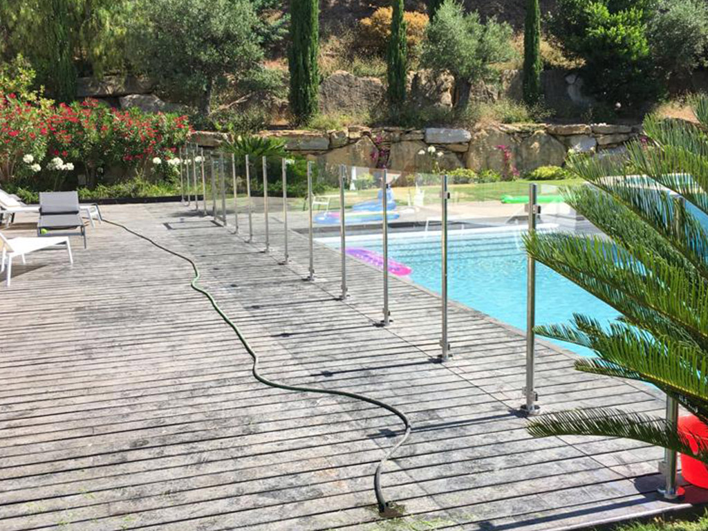 Barri�re inox et verre pour s�curisation de piscine