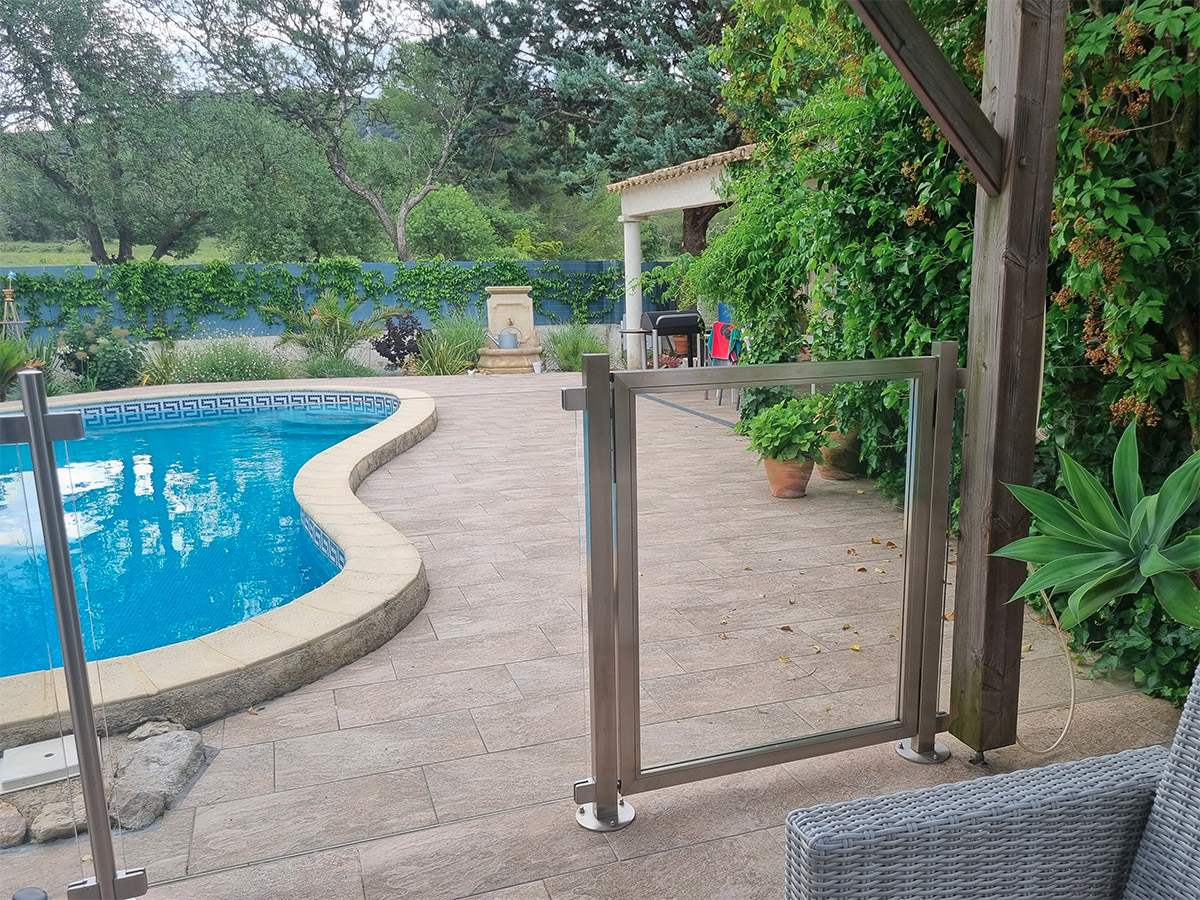 Portillon et barri�re inox pour protection de piscine