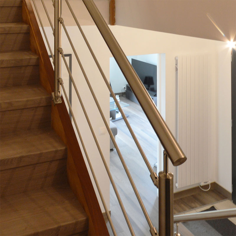 Image d'un garde-corps inox pos� en r�novation sur un limon d'escalier bois
